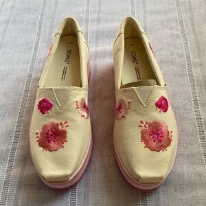 TOMS NWT embroidered platform shoes.